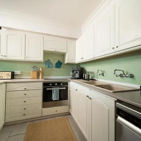 아파트 The House Apartment, 2br Sea View Apt, Pool, Tennis Court 레메소스