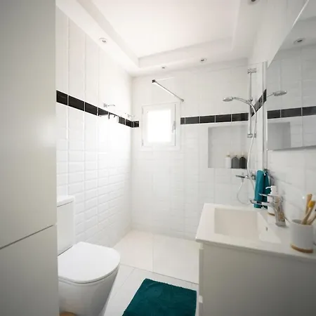 The House Apartment, 2br Sea View Apt, Pool, Tennis Court 아파트