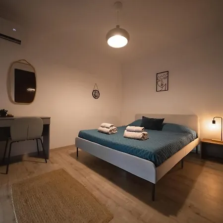 The House Apartment, 2br Sea View Apt, Pool, Tennis Court * 레메소스