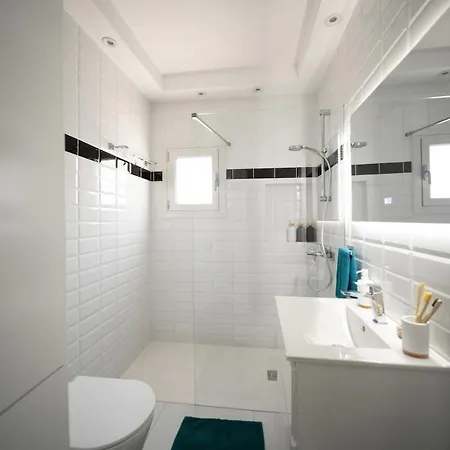 The House Apartment, 2br Sea View Apt, Pool, Tennis Court *