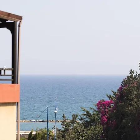 The House Apartment, 2br Sea View Apt, Pool, Tennis Court 아파트 레메소스